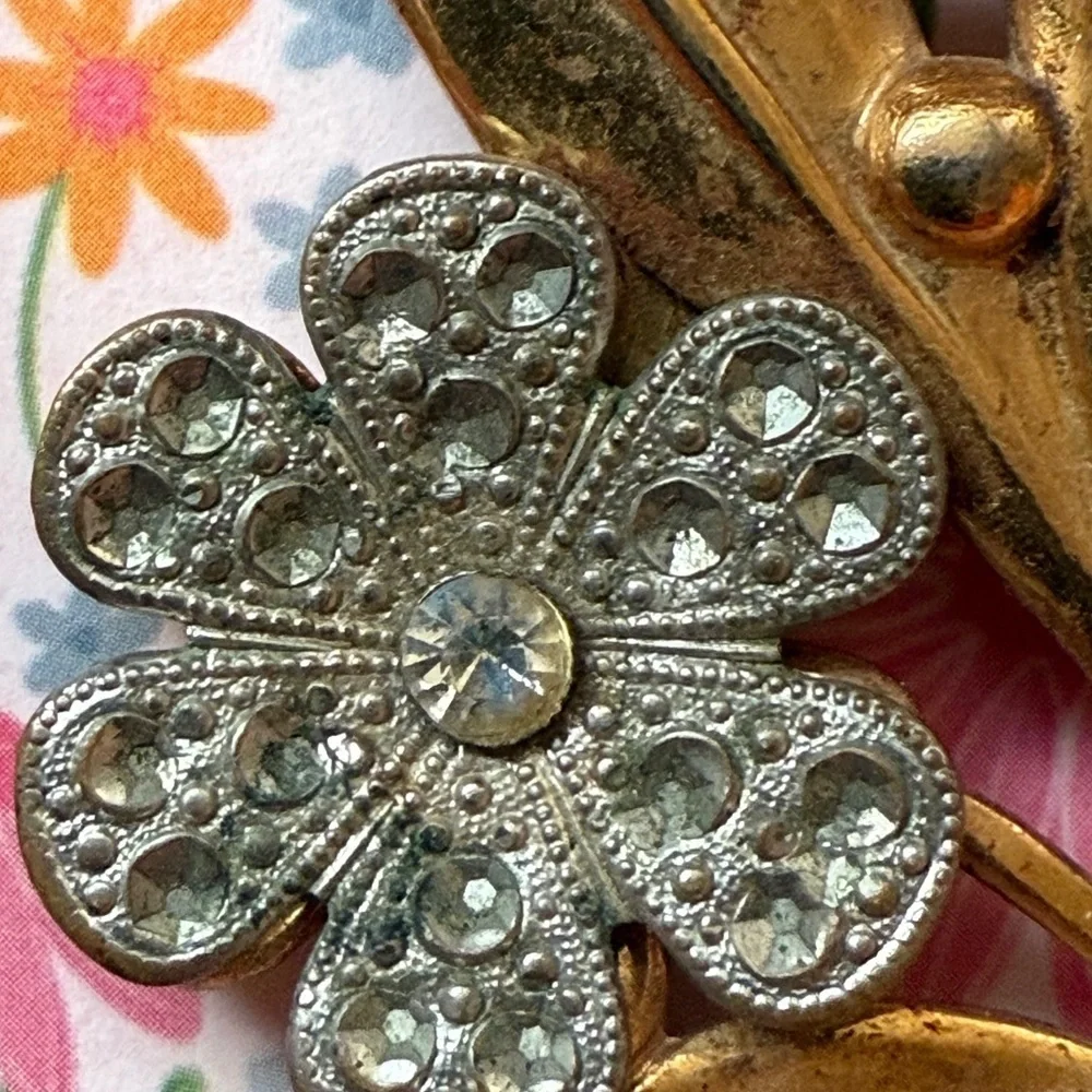 Unique Vintage features gold